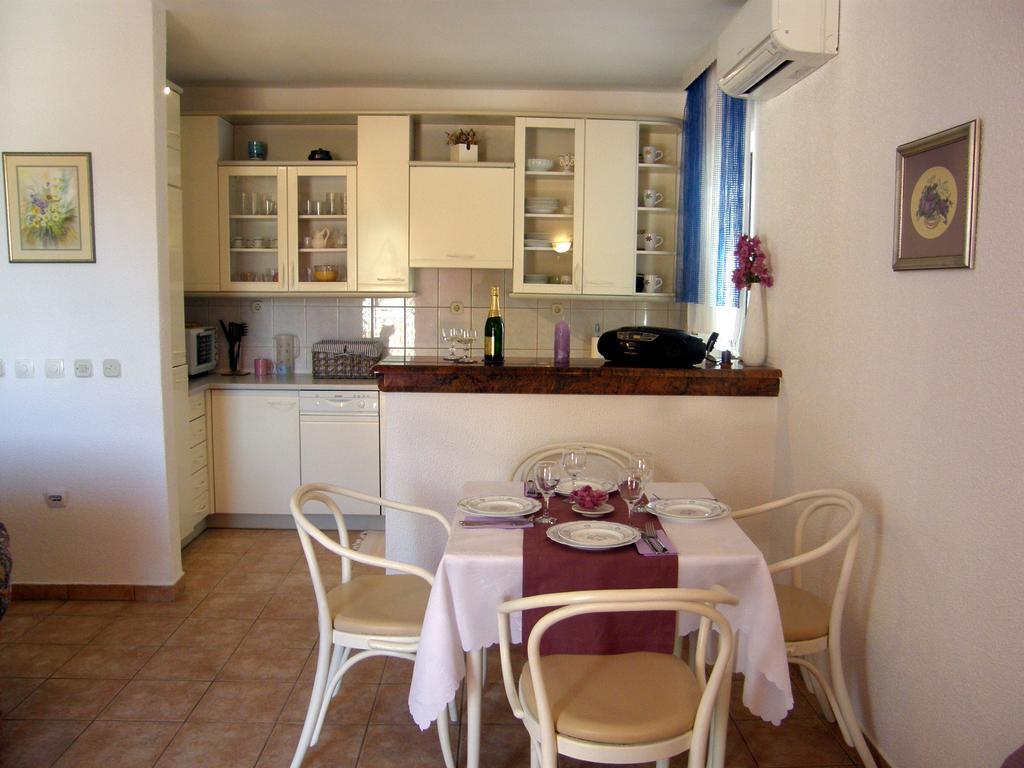 Apartments Mandic Tučepi Oda fotoğraf